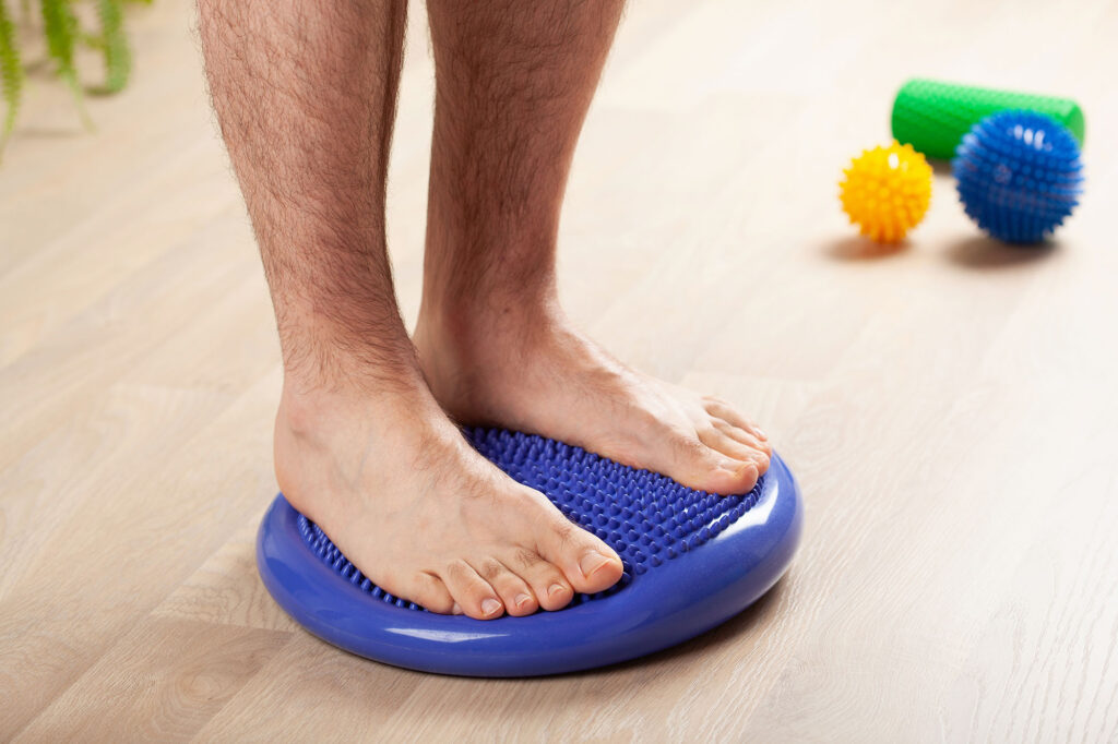 renfort proprioceptif des chevilles avec balance-board